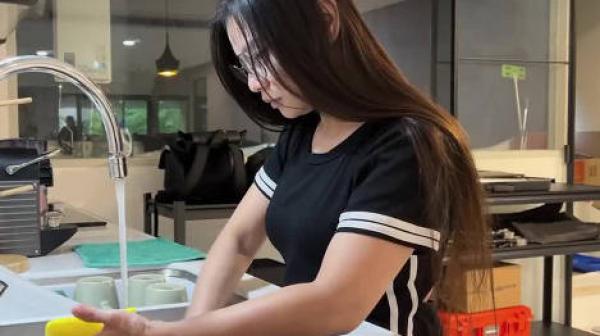 上门讨债没钱还只好用老婆的身体抵利息